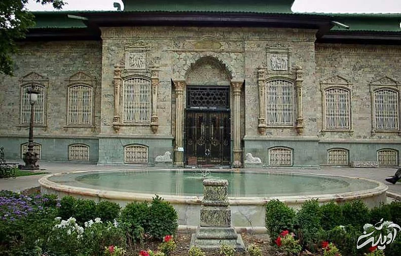 نمای بیرونی کاخ سبز و حوض روبهروی آن با گلکاری زیبا